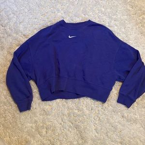 nike cropped crew neck. size xs
